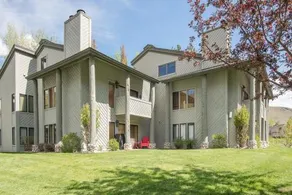 Greyhawk in Warm Springs by Alpine Lodging - Image 2