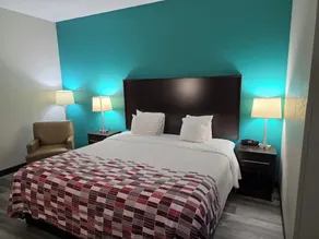 Red Roof Inn Ames - Image 5