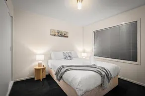 Tranquil Tranmere City Views 3 Bedroom - Image 2