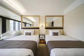 Regal Oriental Hotel - Image 2