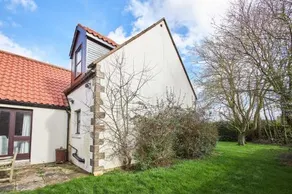 Host Stay The Coach House - Image 5