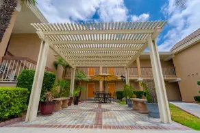 Howard Johnson by Wyndham Buena Park - Image 2