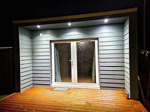 Open plan studio with garden - Image 5