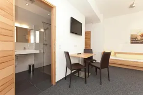 Shared room, shower, toilet - Image 5
