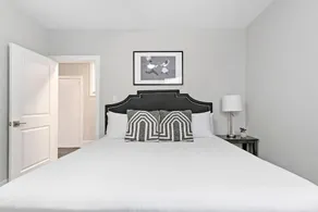 3BR on Bustling street,easy walk to Shops & Dining - Image 3
