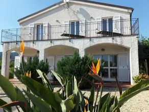 La Strelitzia Apartments - Image 4