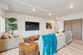 HUGE Fun Trendy Apt by Perry District & Downtown - Image 3
