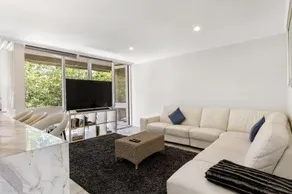 Luxury spacious 3-bedroom Suite on exclusive Lansell Rd, Toorak - Image 2