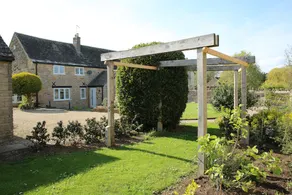 Remarkable 3-bed House in Easton-on-the-hill - Image 3