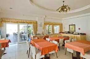 Royal Beach Hotel - Image 5