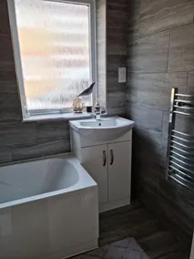 360 Serviced Accommodations - Waterfront Retreat - Modern Apartment - Image 3