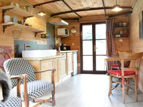 Cozy Mobile Home in Vresse-sur-Semois with Terrace - Image 4