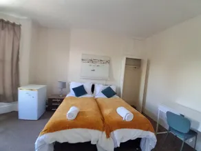 4-bed House in Southampton Ideal For Contractors - Image 3