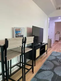 Cozy apt with large deck - 2 blocks from 5 Points! - Image 5