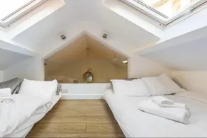 Beautiful 1 Bedroom penthouse Flat - Image 2