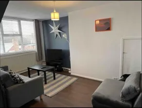Spacious Home Close To Beach & Shops Free Parking - Image 3