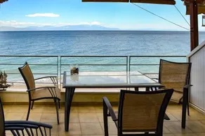 Eclectic Residence With Beach At The Doorstep - Image 3