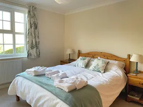 Spacious 4 Bedroom House with Garden and Parking - Image 2