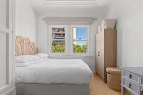 Charming 1-bed Apartment in Neutral Bay - Image 2