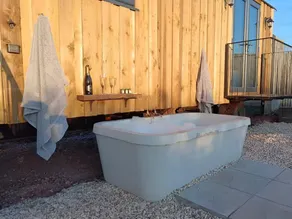 Whimple Shepherd Hut, Sleeps 2, Wood Fire & Garden - Image 2