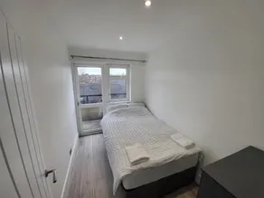 Bright Modern 3 Bedroom Apartment - Image 5