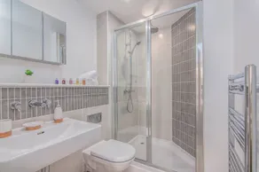 Executive Apartment near Stansted Airport - Image 5