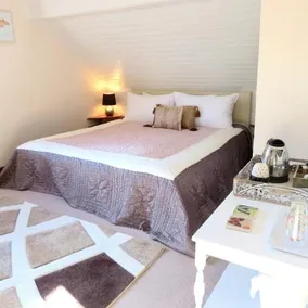 Stone's Throw Bed And Breakfast - Image 4