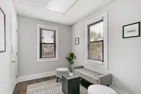 3BR on Bustling street,easy walk to Shops & Dining - Image 4