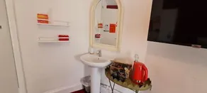 Holly Cottages Guest House - Image 4