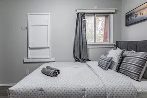 Cheerful 2BR-2Bath Cottage by the Lake Parking - Image 4