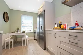 Luxury 4 Bedroom House - Close to M1 - Free Parking, Fast Wifi, SmartTV with Netflix by Yoko Property - Image 3