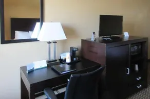 Days Inn & Suites by Wyndham Cincinnati - Image 3