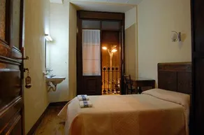 Hostal Paris - Image 3