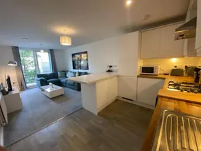 Spacious Flat in Central Street - Image 3
