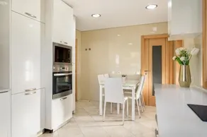 Elegant villa w dual pools in Carnaxide - Image 4