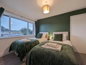 Oakwood Suite Sleeps 5 Contractors Smart TVs in all rooms - Image 3
