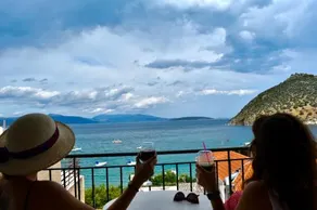 Bob's Tolo Rooms & Taverna - Image 4