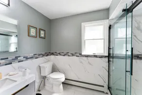 Luxury Bay Shore Home - Image 5