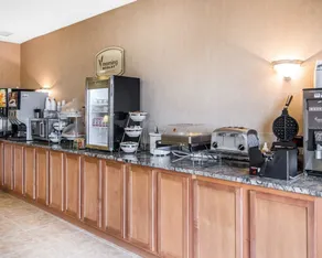Rodeway Inn & Suites Salina - Image 5