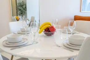 Opulent Hollywood Styled Flat in Paramount Tower - Image 2