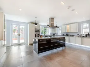 6 Bed House - Sleeps 11 - Pets - Garden - Parking - Image 2
