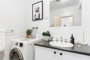 Cozy 1 Bedder in St Kilda with Balcony - Image 4