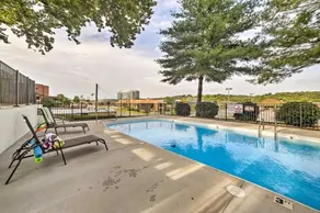 Welcoming Downtown Branson Cottage with Pool Access - Image 2