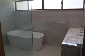 Spacious townhouse complete with floating mooring - Image 4