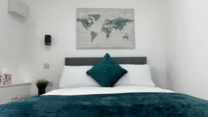 The En Suite Escape. 4 Bed Luxury Stay - Image 3