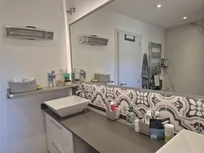 Luxurious Three Bedroom Duplex Apt Close to Beach - Image 5