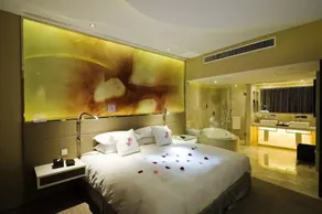 E M Grand Hotel - Image 2