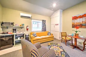 Welcoming Downtown Branson Cottage with Pool Access - Image 5