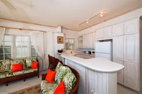 Leith Court Beachfront Apartments - Image 3
