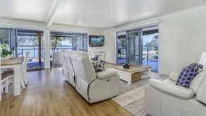 Stylish Unit Opposite Foreshore - Sylvan Beach Esp, Bellara - Image 2